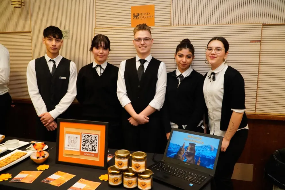 Parte del equipo de "Refugio Patagónico", una propuesta que surgió en el corazón de la Escuela de Hotelería y Gastronomía (fotos: Facundo Pardo)