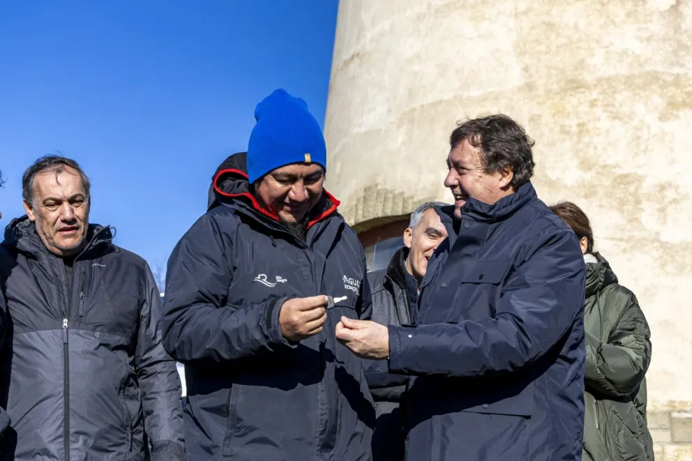 "Llave en mano", entregaron camionetas y una retroexcavadora a las cuadrillas de Aguas Rionegrinas Bariloche (fotos: Eugenia Neme) 