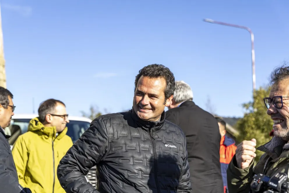 El Ministro de Desarrollo Humano Juan Pablo Muena entregó tarjetas del programa Río Negro Presente Salud a pacientes de Bariloche (Fotos: Eugenia Neme)