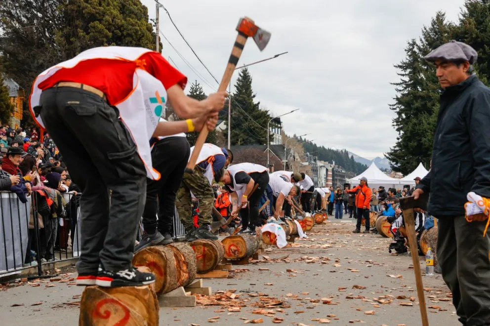 Fiesta en el Puerto San Carlos con el Concurso de Hacheros (fotos: Eugenia Neme) 