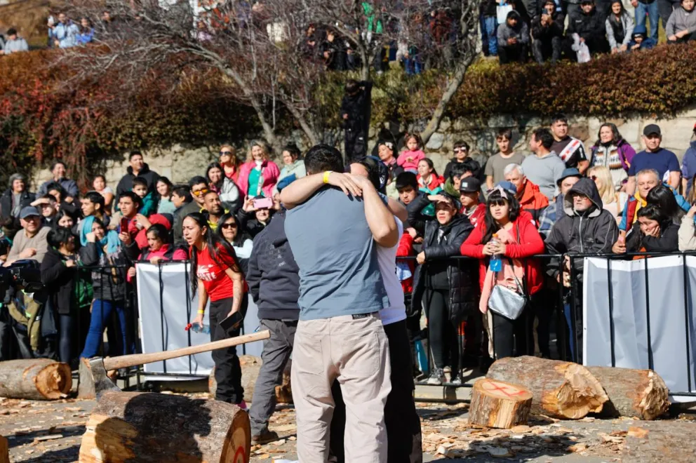 Abrazo y consagración en el Concurso de Hacheros de Bariloche (fotos: Eugenia Neme) 