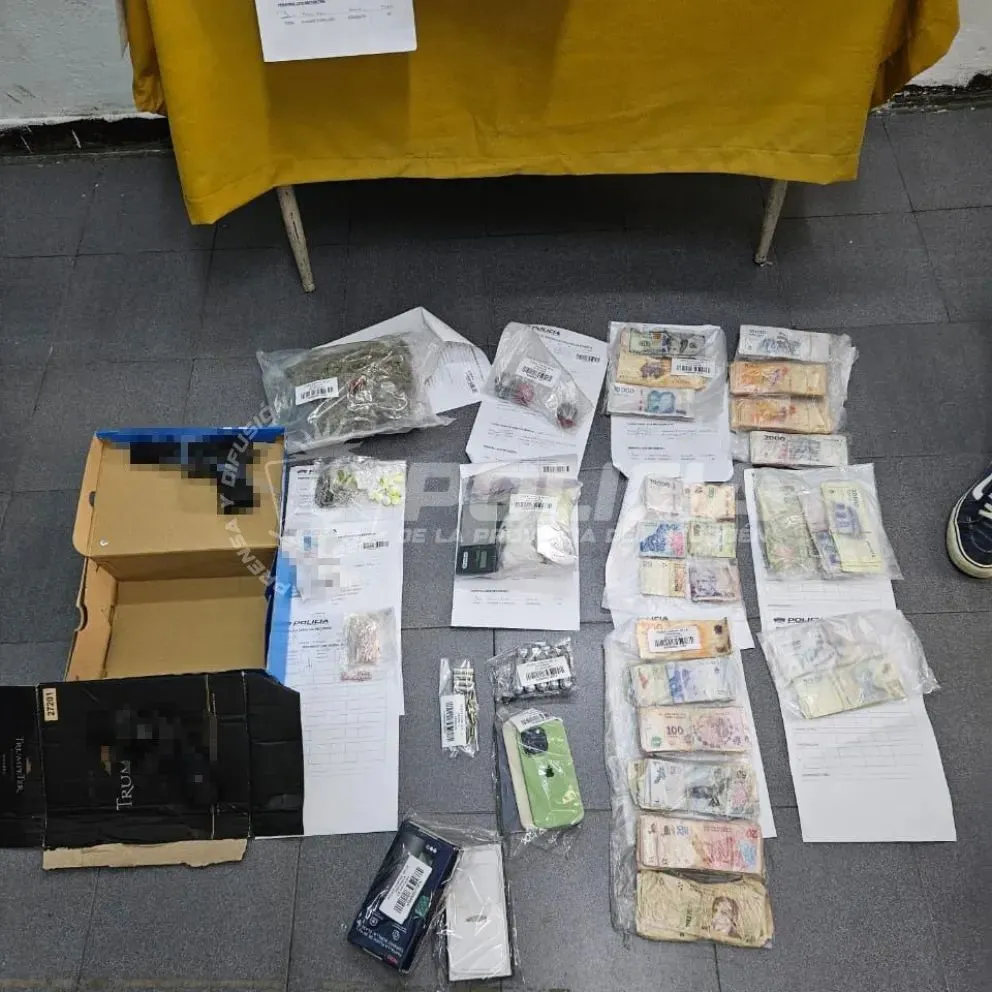 El operativo dejó como saldo el secuestro de armas, drogas, dinero y la detención de dos personas.
