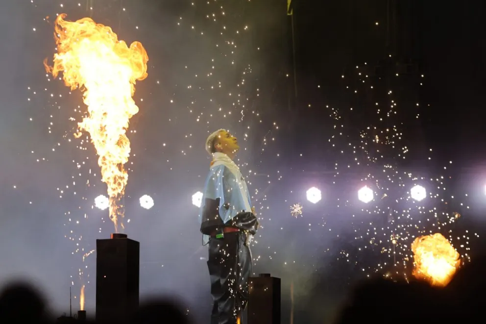 El compositor y artista repasó sus hits mas escuchados ante un Centro Cívico completamente lleno. Foto: Eugenia Neme. 