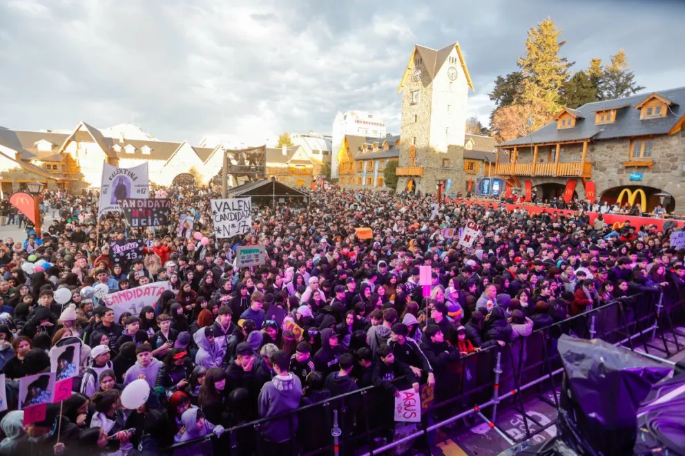El Centro Cívico lució repleto durante la 54° edición de la Fiesta de la Nieve (foto: Eugenia Neme) 