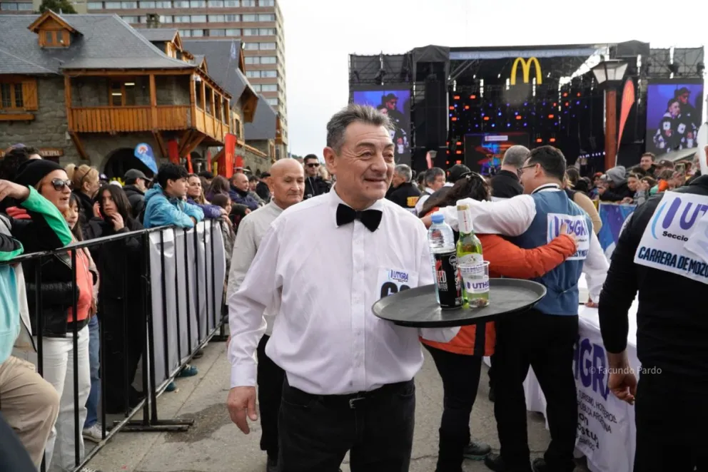 El espíritu de camaradería reinó en la carrera de mozos (fotos: Facundo Pardo).