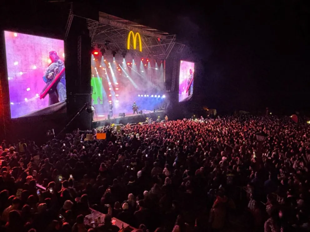 Miles de personas disfrutaron de la fiesta histórica de Bariloche (fotos: Eugenia Neme y Facundo Pardo).