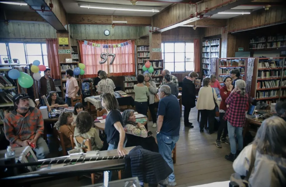 La más reciente edición de la Feria del Libro de Autores Barilochenses en Biblioteca Sarmiento.