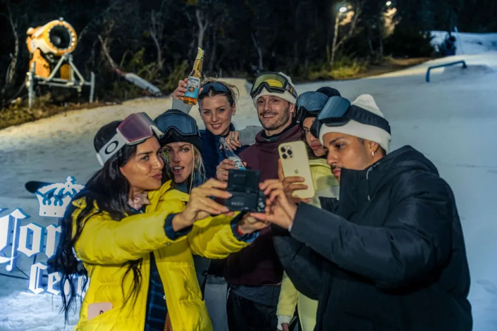 Fotos en el paraíso: Zaira disfrutó de una jornada repleta de nieve en Lago Hermoso.