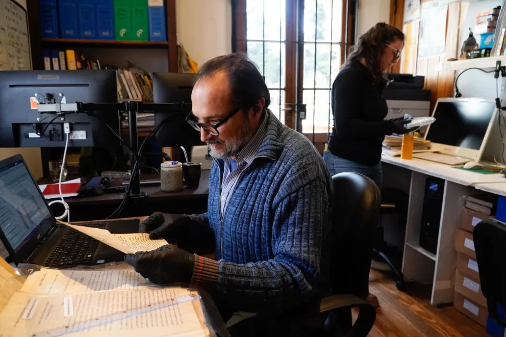 Una "labor de hormiga", para que todo se archive de manera correcta (fotos: Facundo Pardo).