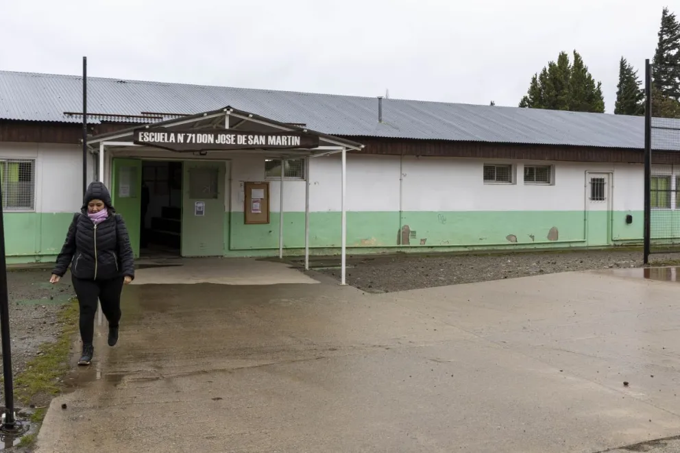 Familias vuelven a manifestarse en la histórica institución educativa del Ñireco. Foto: Eugenia Neme. 