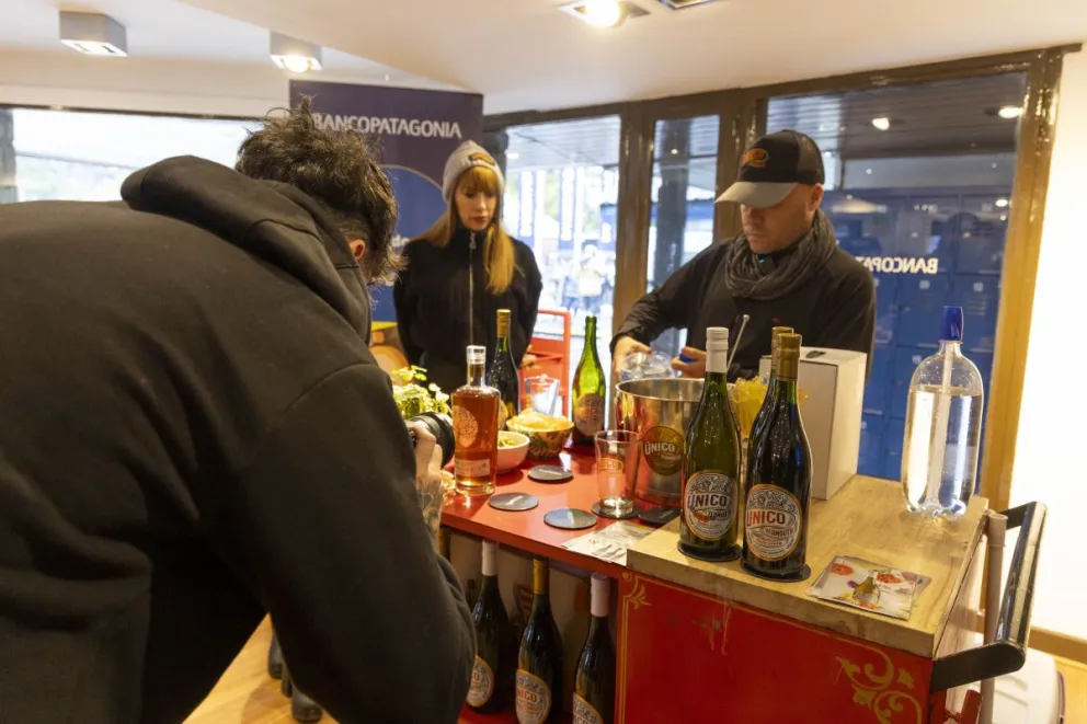 Presentaron el pruducto de emprendedores rionegrinos para rionegrinos, en el Refugio Patagonia del cerro Catedral (fotos: Eugenia Neme)