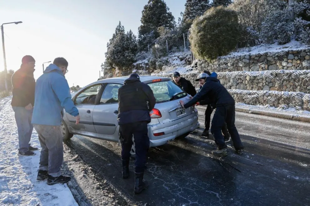 Autos cruzados en Ruta 82 y arterias que conectan con los barrios del Alto (fotos: Eugenia Neme) 