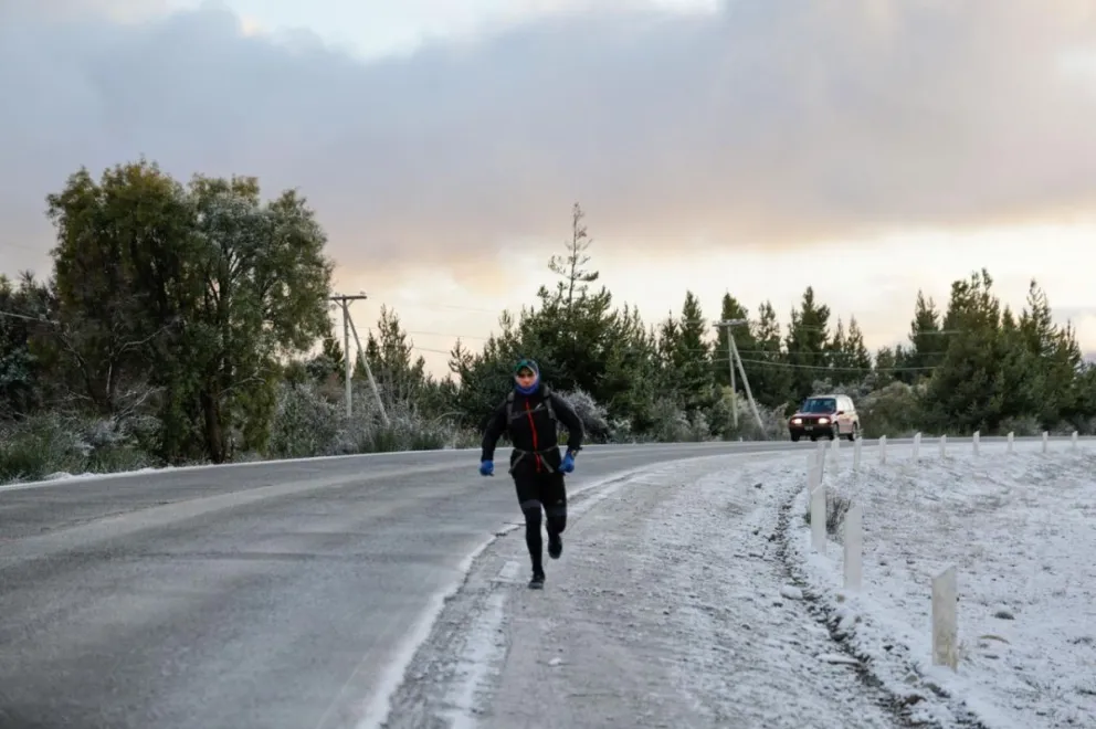 Pese a la nieve los corredores salieron a hacer sus rutinas diarias / Foto Euge Neme 