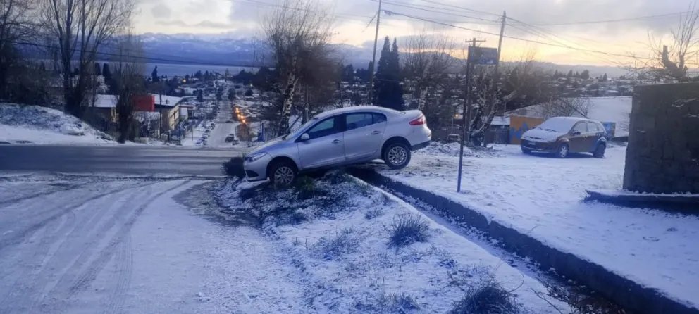 Despistes y autos cruzados por presencia de hielo en calles de Bariloche (foto: móvil El Cordillerano Radio) 