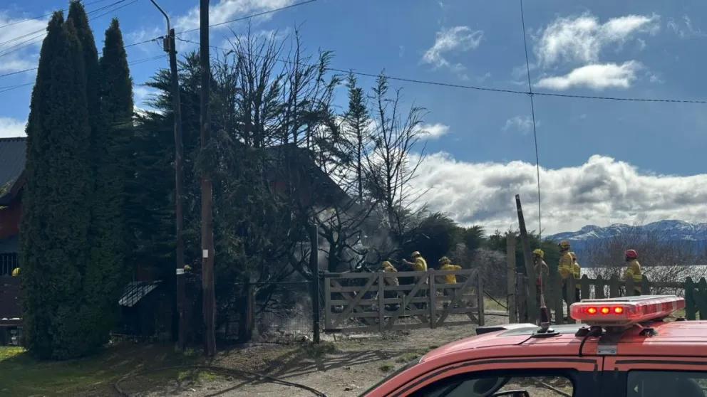 Susto por incendio en un cerco en la zona del Varadero del Parque Nacional Nahuel Huapi (fotos: Asoc. Bomberos Voluntarios Bariloche).