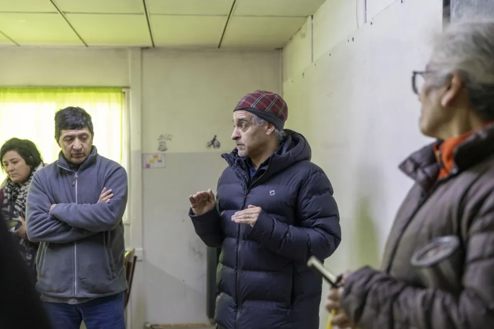 De izquierda a derecha, Juan Sandoval, portero de la institución y familias de la Escuela 71 (foto; Eugenia Neme) 