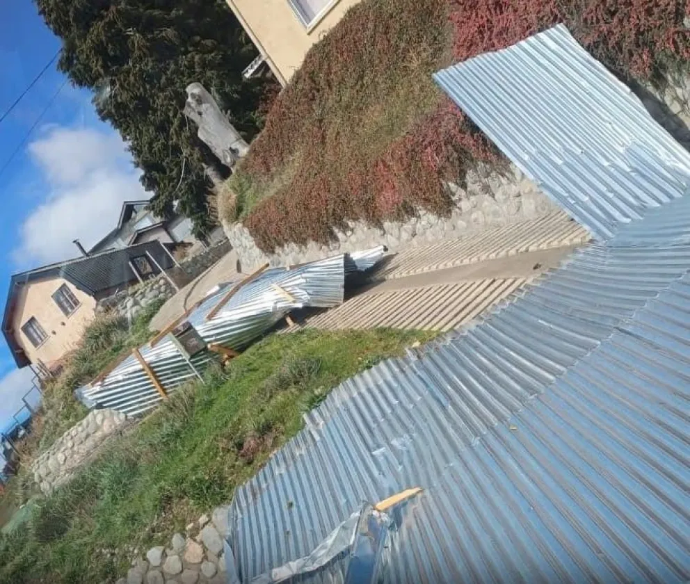 Autoridades piden no subir a los techos y resguardarse en el interior de las viviendas por el temporal de viento en Bariloche 