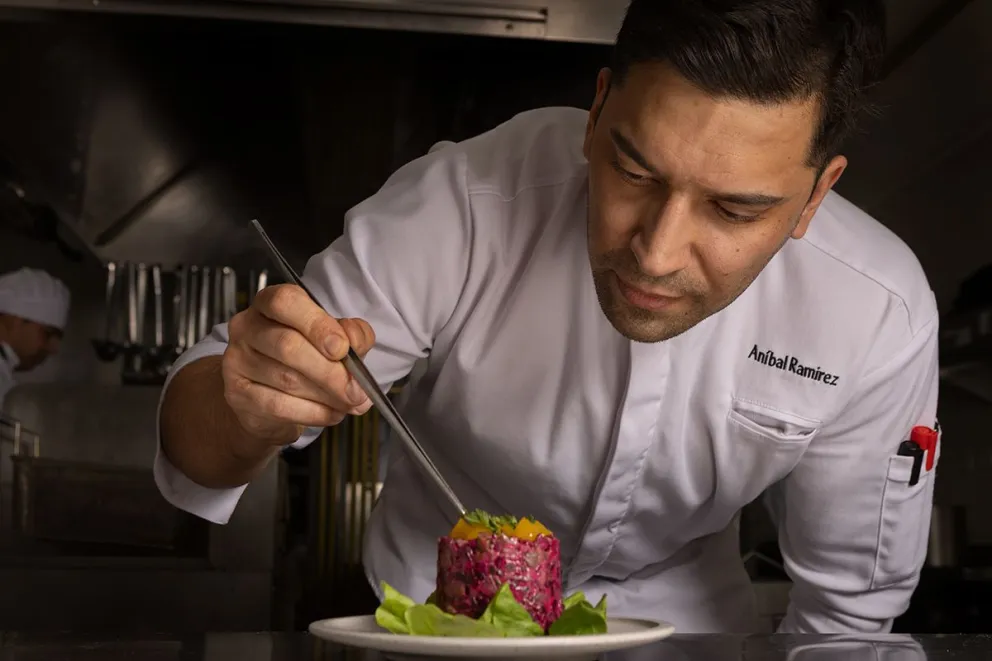 Aníbal, chef del restaurant Brazarte, despliega su talento a diario en el establecimiento culinario del Sheraton (fotos gentileza).