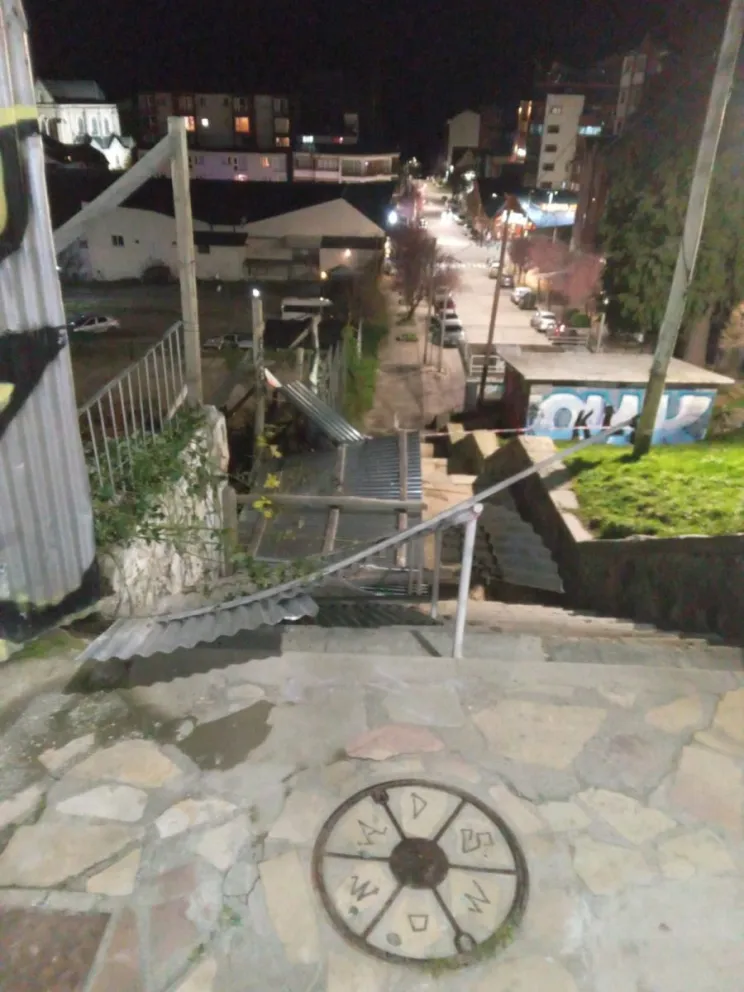 Peligro por chapas que volaron durante el domingo en el temporal de viento (foto: getileza)