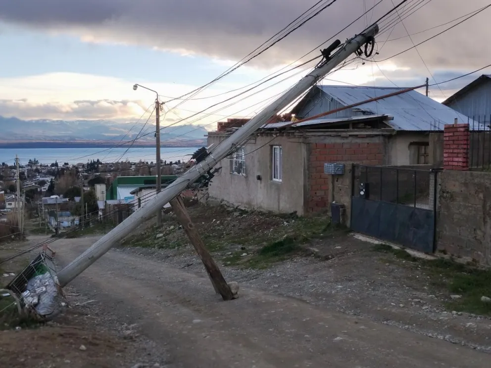 Algunos postes fueron arrancados de base por el viento, otros se quebraron. Foto de Facundo Pardo