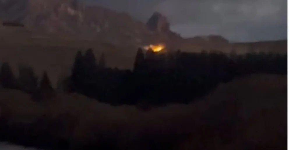 Las fuertes ráfagas de viento provocaron un incendio en la estepa (foto: Policía de Rio Negro)