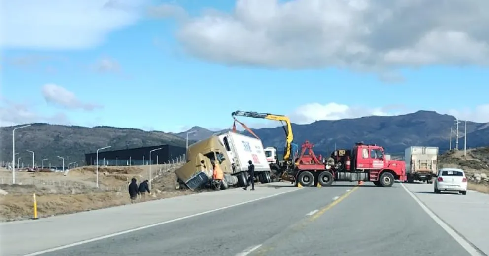 Se solicita circular con precaución hasta que finalicen las tareas.