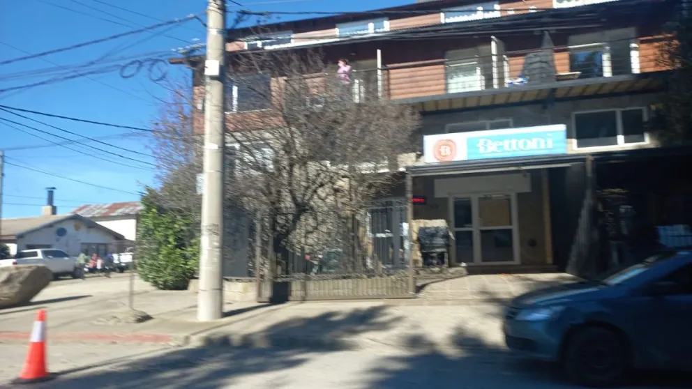 Vecino intentaba aplacar las llamas, perdió el equilibrio y cayó desde un primer piso (foto: gentileza) 