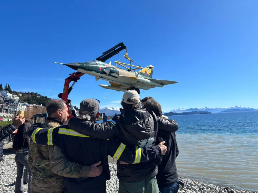 El avión "vuela" sobre el espejo de agua (foto: Eugenia Neme).