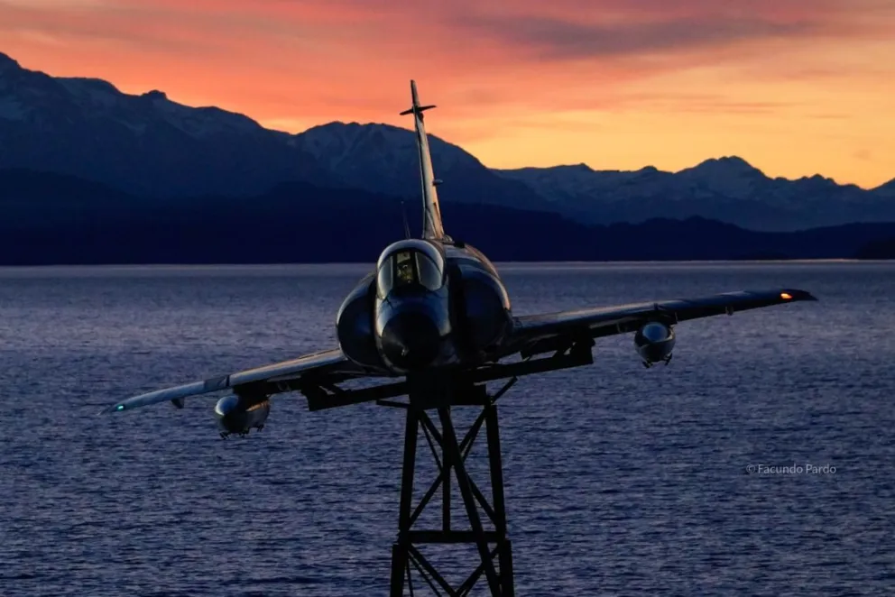 Una imagen que conmueve: el Mirage "vuela" sobre el espejo de agua (fotos: Facundo Pardo).