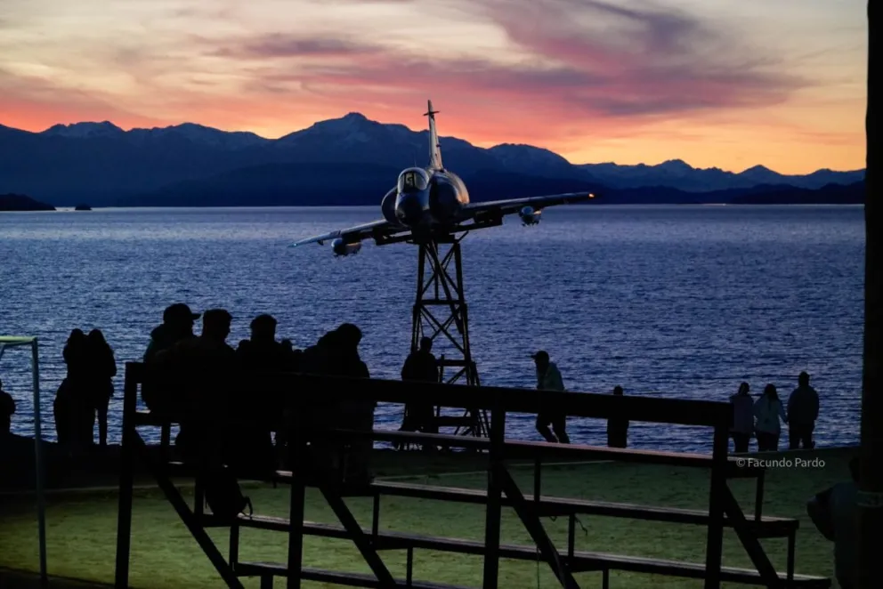 La aeronave Mirage III, historia tangible en las aguas del Nahuel Huapi, frente al Memorial Malvinas (foto; Facundo Pardo)