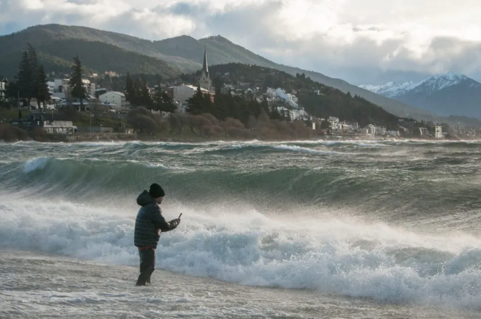 Se grabaron adentro del Nahuel Huapi a grabar la tormenta desde adentro (fotos: gentileza Marcelo Muñoz)