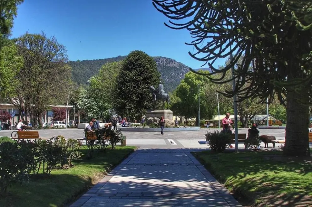 El hecho sucedió en la Plaza San Martin de San Martin de los Andes.