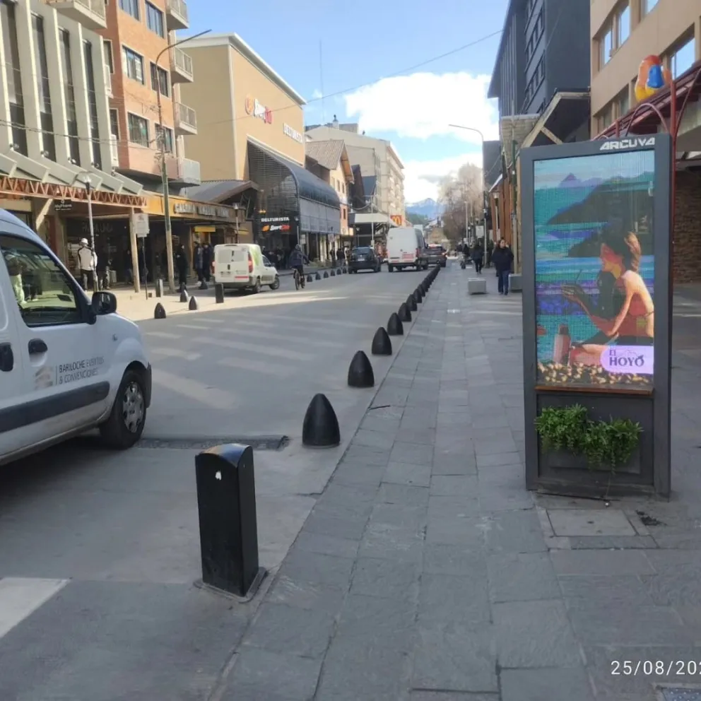 Por convenio, lass pantallas de calle Mitre promocionan a la localidad de El Hoyo