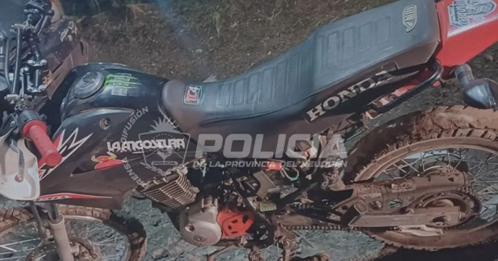 Al notar la presencia policial, los tres individuos emprendieron la huida e intentaron refugiarse en una vivienda de la zona.