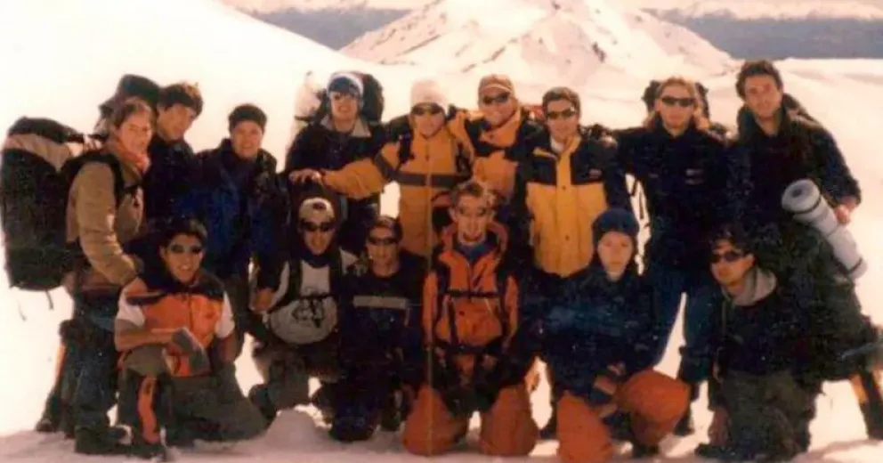 Cada uno de los jóvenes tiene una placa con su nombre en el patio del Recuerdo.