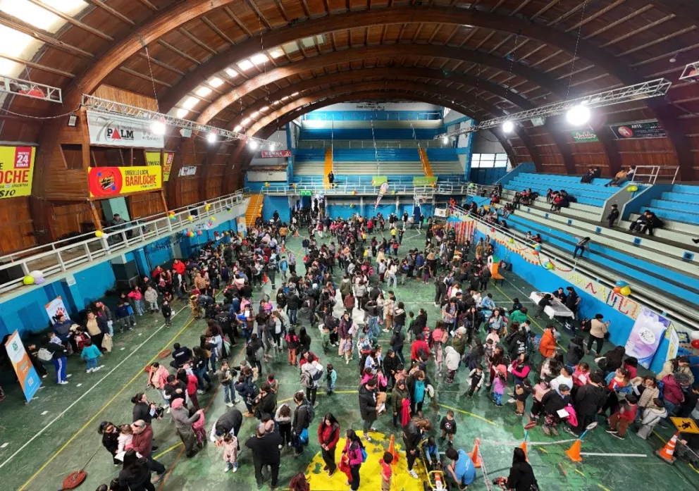 Cientos de niños y niñas disfrutraron del festejo (foto: gentileza Bomberos Voluntarios Bariloche)