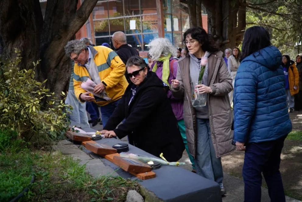 Emotivo acto en el espacio dedicado a las víctimas de la Tragedia en el cerro Ventana (fotos: Facundo Pardo)