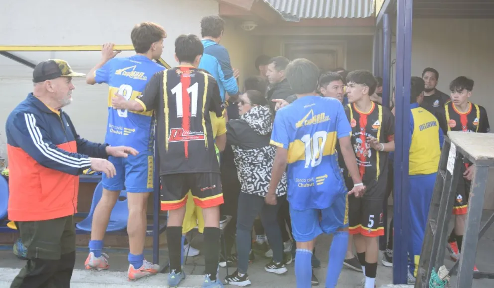 Momento de tensión entre padres y chicos / Foto Sur Deportivo 