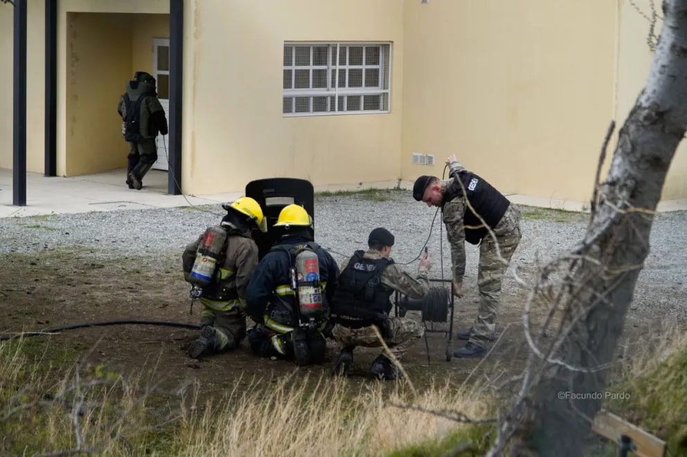 La semana pasada se montó un amplio operativo de seguridad por el hallazgo de un artefacto en uno de los baños del IFDC (foto : Facundo Pardo)