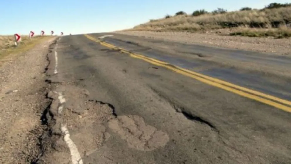 El estado de la Ruta 151. Huellas, pozos, descalces, descascaramiento. Foto (ANR)