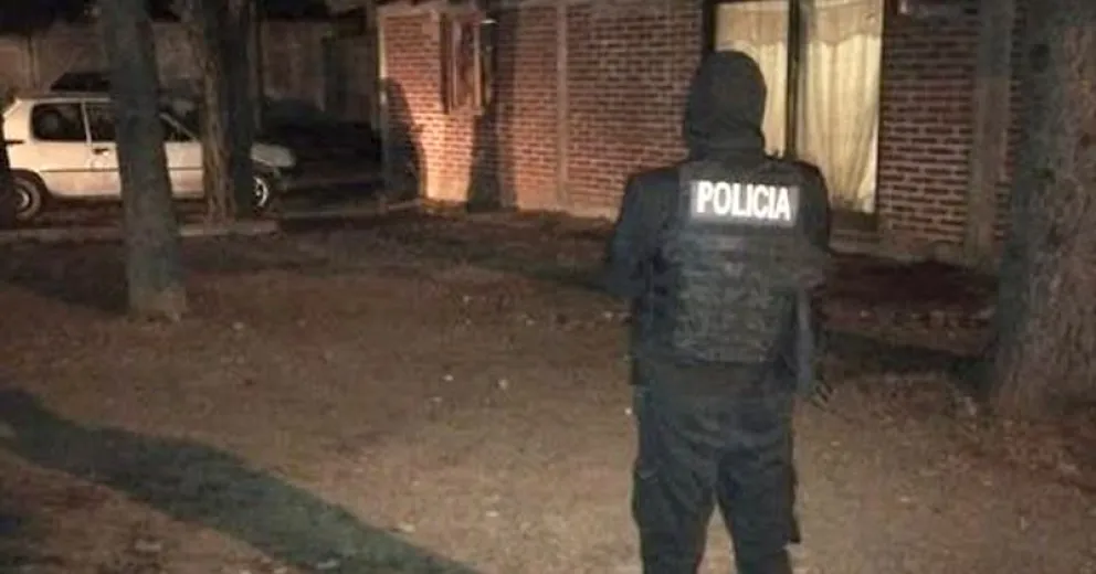 Los efectivos trasladaron al sujeto al hospital local para su atención.