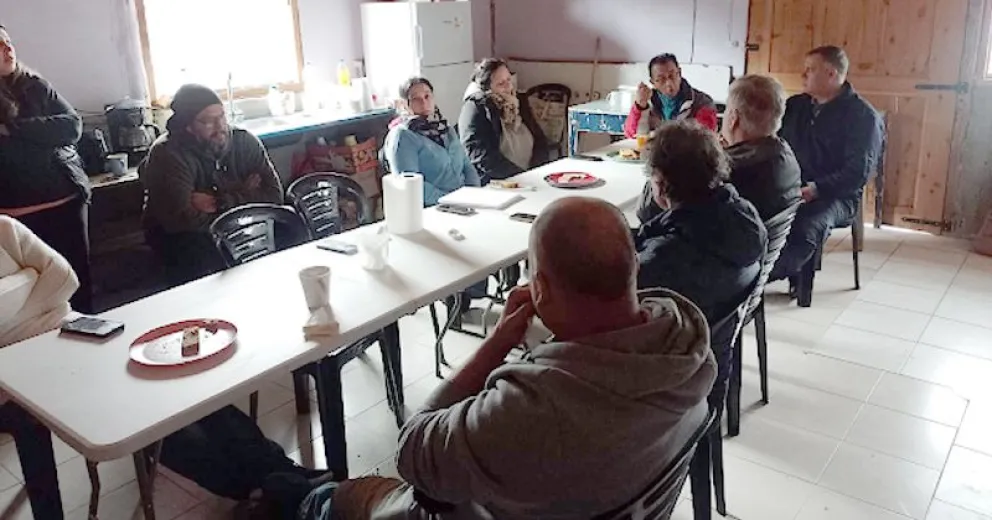 Los vecinos haciendo llegar sus inquietudes a las autoridades.