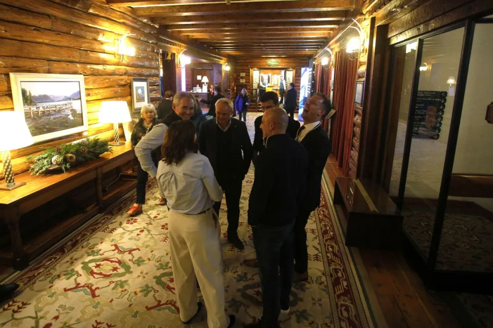 El pasillo central del hotel Llao Llao sirve como espacio de distención (foto: Matías Garay).