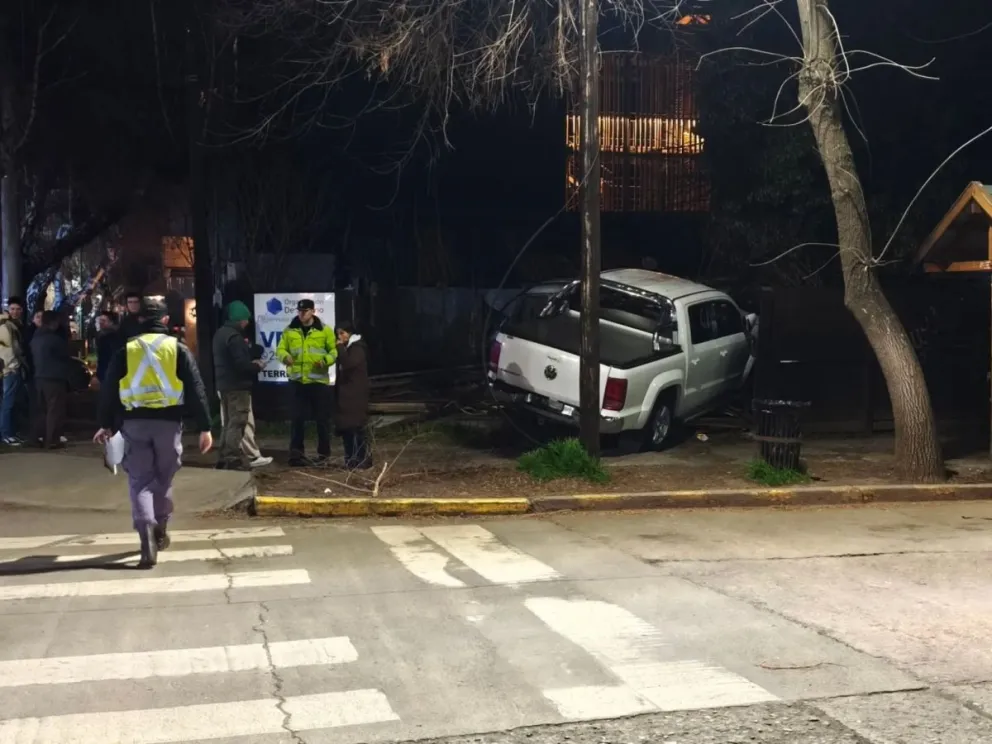 Camioneta despistó y chocó contra el cerco de una vivienda en San Martín de los Andes 