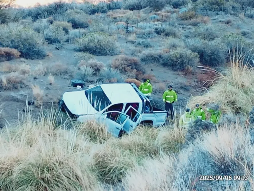 Vialidad Nacional informó que el tránsito se encuentra restringido en Ruta 237 por operativo de asistencia (fotos: gentileza Bomberos Piedra del Águila)