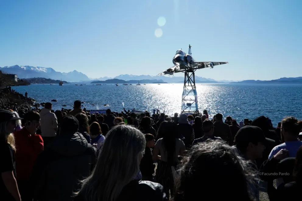 Miles de personas reunidas de manera espontánea, con un solo sentimiento. Foto de Facundo Pardo.