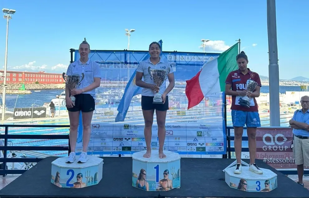 El podio femenino liderado por Mayte, que logró se lució nuevamente en Italia (Fotos gentileza)