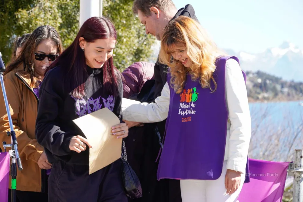 Norma Taboada, ex concejal y miembro de la Mesa 6 de Septiembre, entregó el reconocimiento a Camila (Fotos: Facundo Pardo)