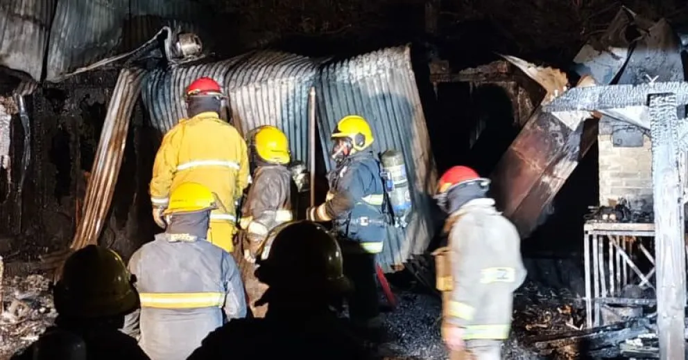 El rápido accionar evitó la propagación. Fotos Prensa Bomberos Voluntarios Bariloche.