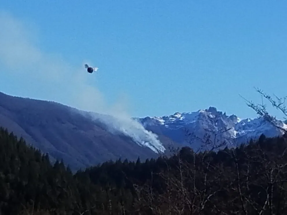 El siniestro comenzó este sábado por un escape de quema en un campo privado